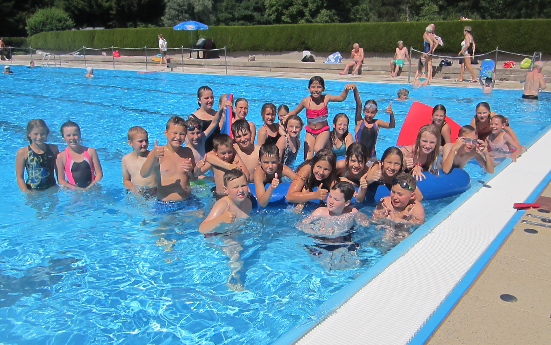 Schwimmabzeichen-Abnahme im Freibad Neuenbürg